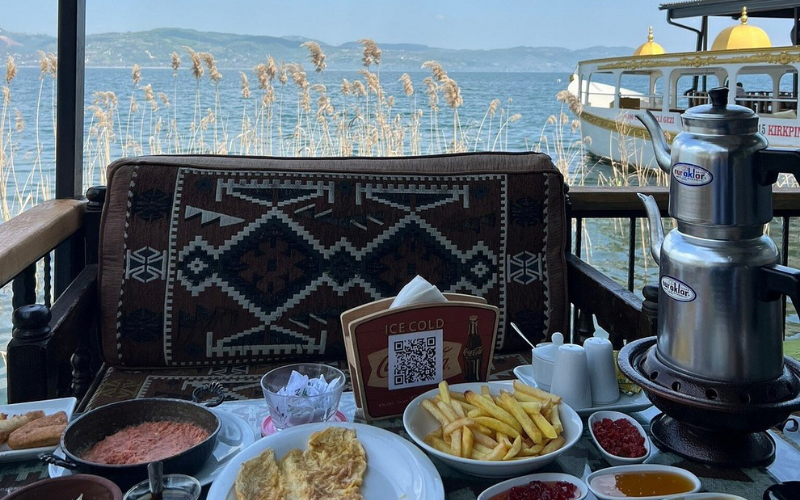 Göl Kıyısında Lezzet Deneyimi: Reis'in Teknesi Kahvaltı & Balık Restoranı